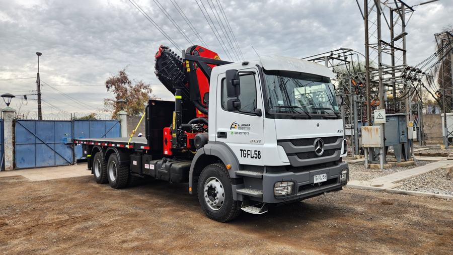 Camión pluma Palfinger PK 33002 de A. Araya en subestación eléctrica